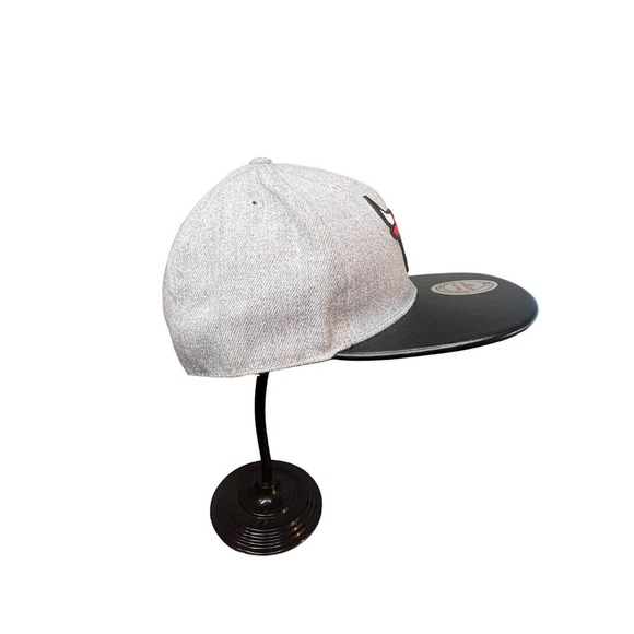 Mitchell & Ness Grey Chicago Bulls Snapback Hat Hardwood Classics Leather Bill - Picture 5 of 8